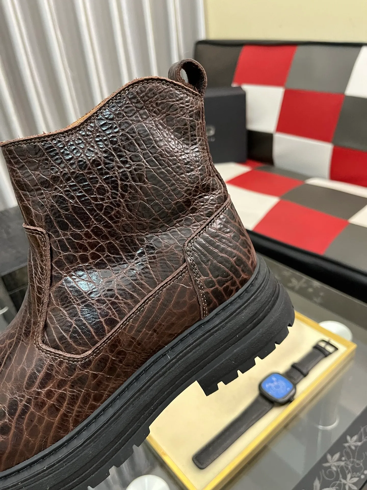 Ex-factory price: 680⌚️⌚️Thick wool imported from Australia Brand: UGG genuine purchasing agent Size: 39-44 (45 customized) Grade: Official website 1:1 Material: First layer of genuine leather waterproof and antifreeze upper Real wool lining Original non-slip and wear-resistant outsole Style category: Men's casual shoes Trendy style Comfortable on the feet Color: Official website color synchronization